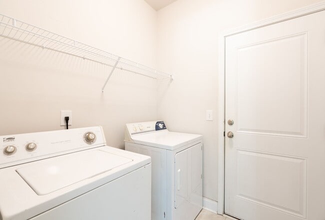 Building Photo - Modern Living in the Heart of Summerville!