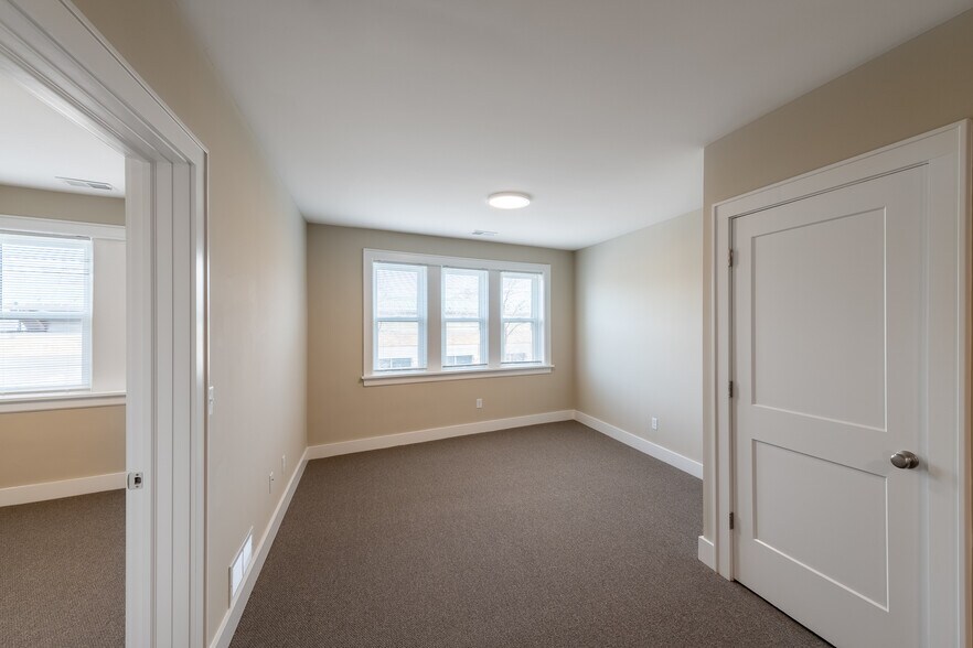 Building Photo - 2571 S Kinnickinnic Ave