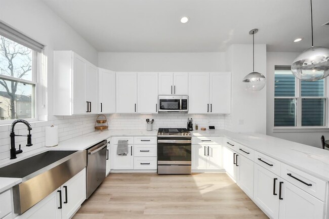 Building Photo - 1304 W 24th St