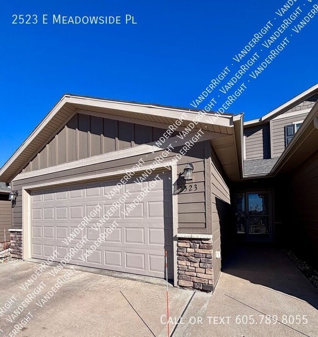 Building Photo - 2523 E Meadowside Pl