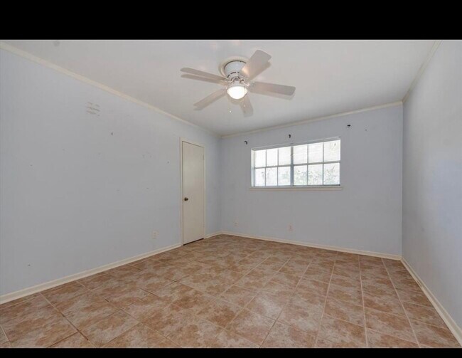 Building Photo - 10122 Shadow Wood Dr