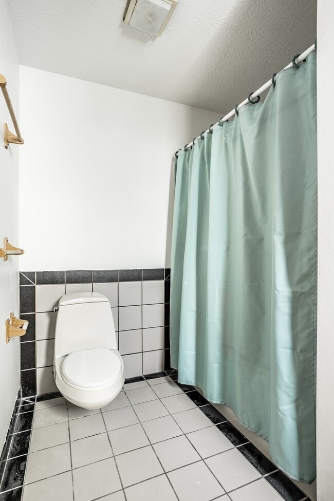 Building Photo - 9628 Summerlakes Dr