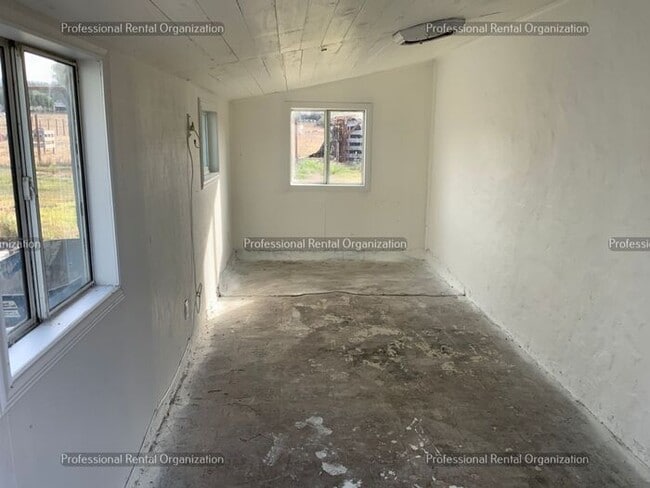 Building Photo - Country property minutes from downtown Pet...