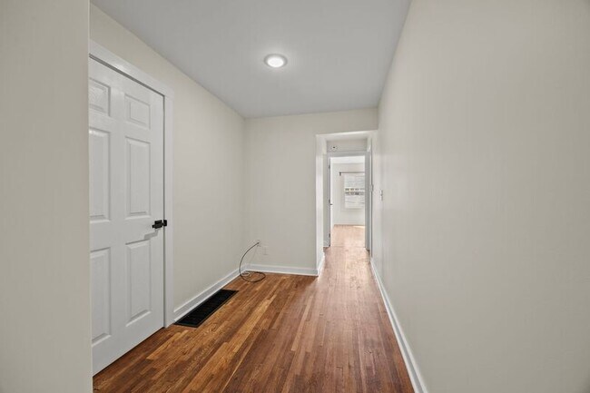 Building Photo - 1383 Eastview Ave