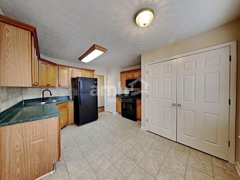 Building Photo - 6035 Savannah Dr