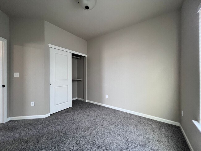 Building Photo - Upper Valley 3 Bedroom 2.5 Bath Townhome