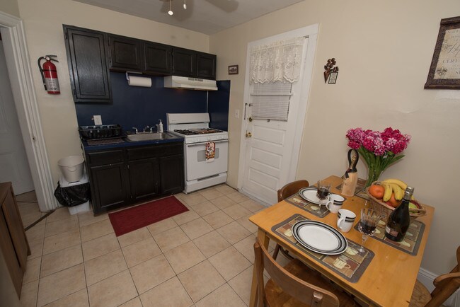 Building Photo - 2 bedroom apartment!