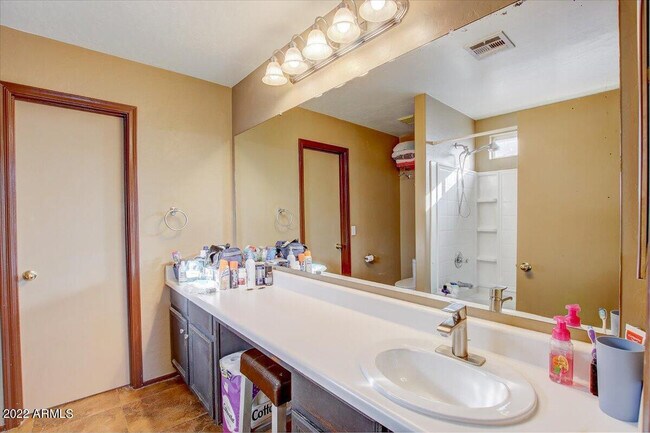 Building Photo - 14878 W Bloomfield Rd