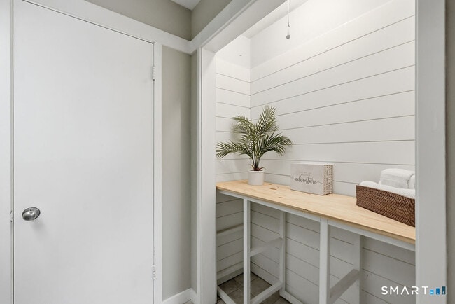 Building Photo - 42 Library Ln