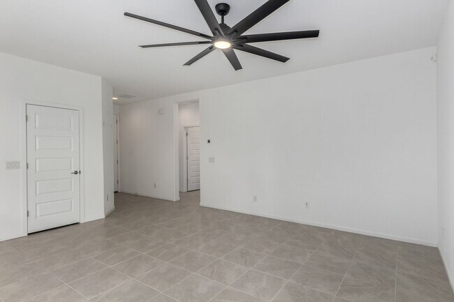 Building Photo - Charming 3-Bed Rental with Spacious Yard