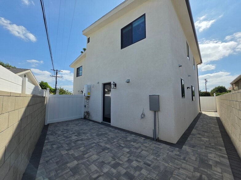Building Photo - 15533 Tupper St