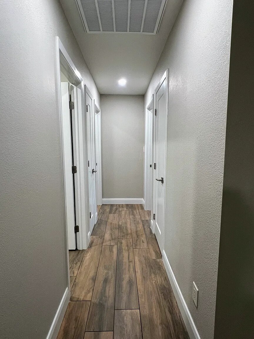 Building Photo - 2508 E Loyola Dr