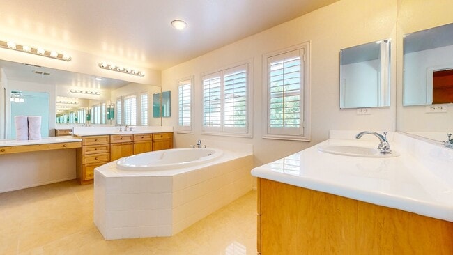 Building Photo - Beautiful 4 bedroom 3 full bath home with 2,902 Sq. FT. of living space.