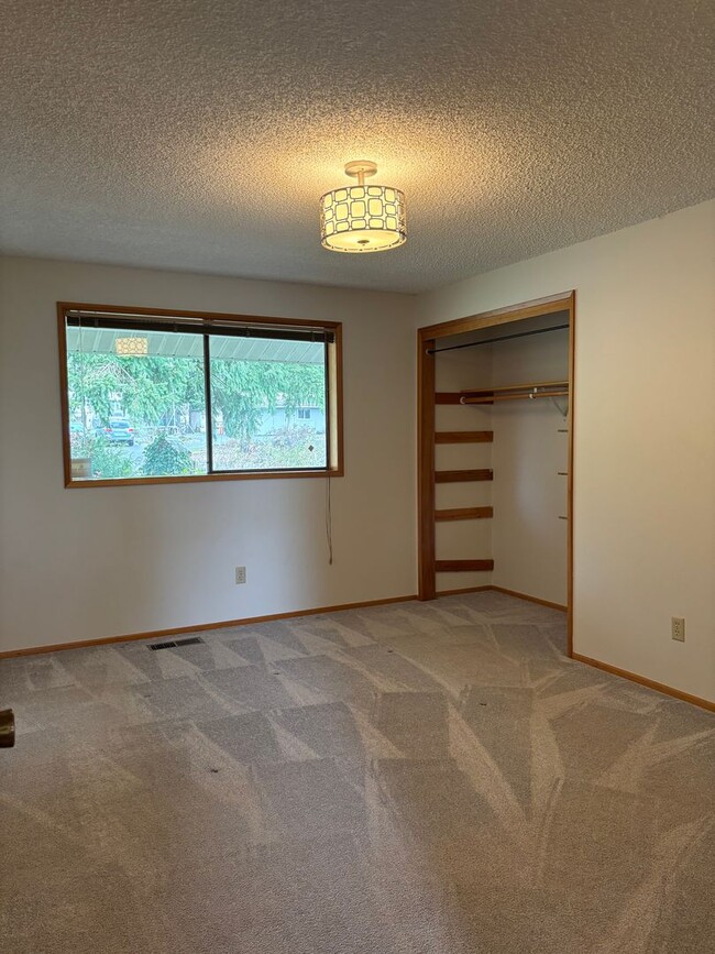 Building Photo - 3 bedroom, 2 bath home in Newberg