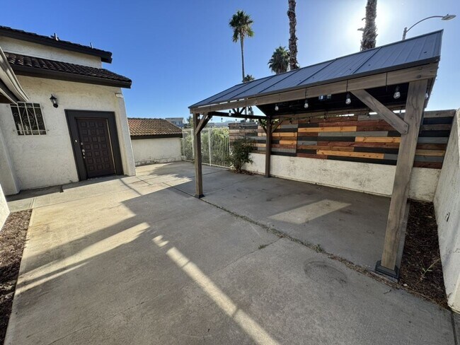 Building Photo - 5402 Villas Dr