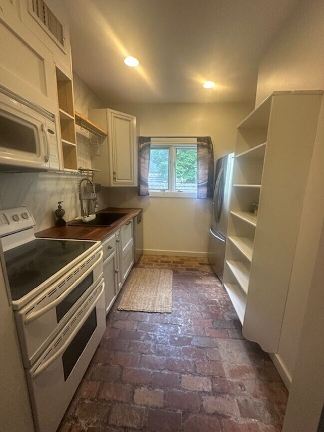 Building Photo - Stunning 5-Bedroom Home in Germantown-Spac...