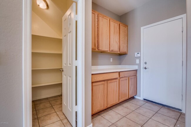 Building Photo - Charming 5 Bed 3 Bath Home in good communi...