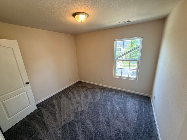Building Photo - Lovely 3 bedroom/2.5 bath townhome