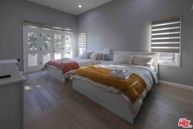 Building Photo - 1121 S Wilton Pl