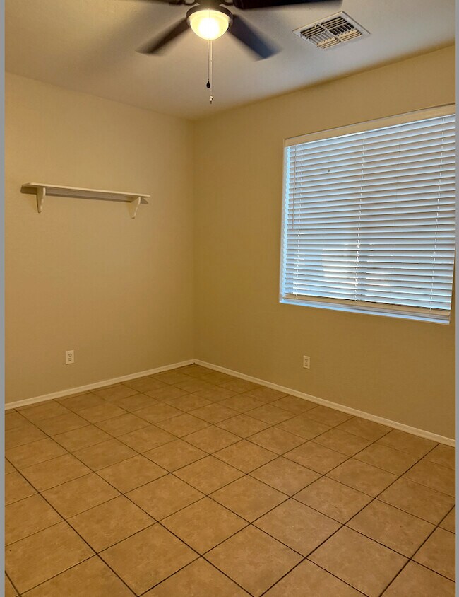 Building Photo - 996 E Cantebria Dr