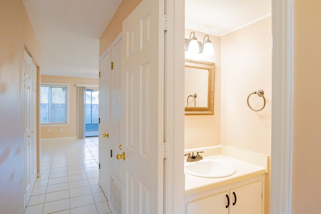 Building Photo - Great Townhouse in Central Pensacola