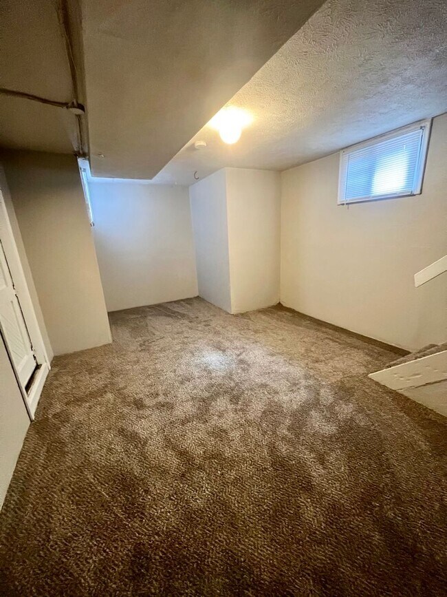 Building Photo - Large 2 bed 1 bath Duplex in Dundee!