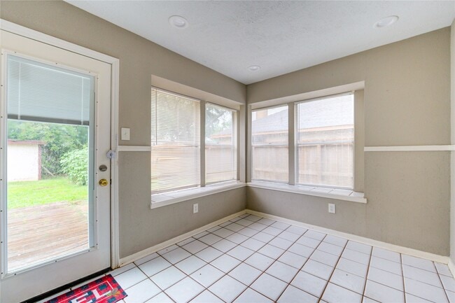 Building Photo - 15403 Meadow Village Dr