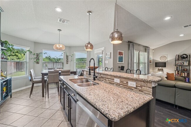 Building Photo - 3303 Vineyard Trail