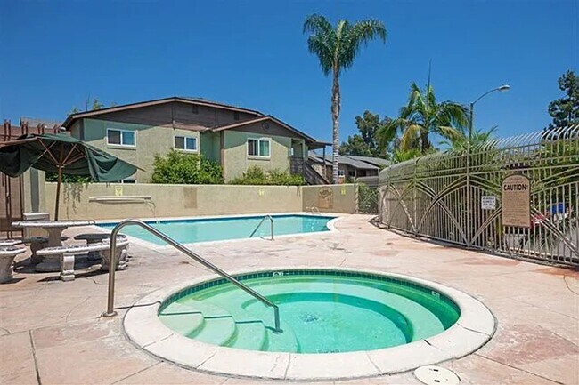 Building Photo - Pristine condo in the charming and quaint community of Lakeshore Villas 2/2 Pets OK With Owner Ap...