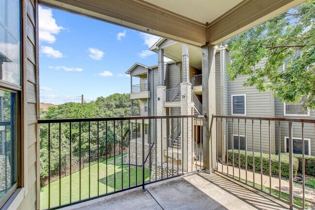 Building Photo - 2320 Gracy Farms Ln