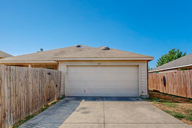 Building Photo - Charming Three-Bedroom Home in the Heart o...