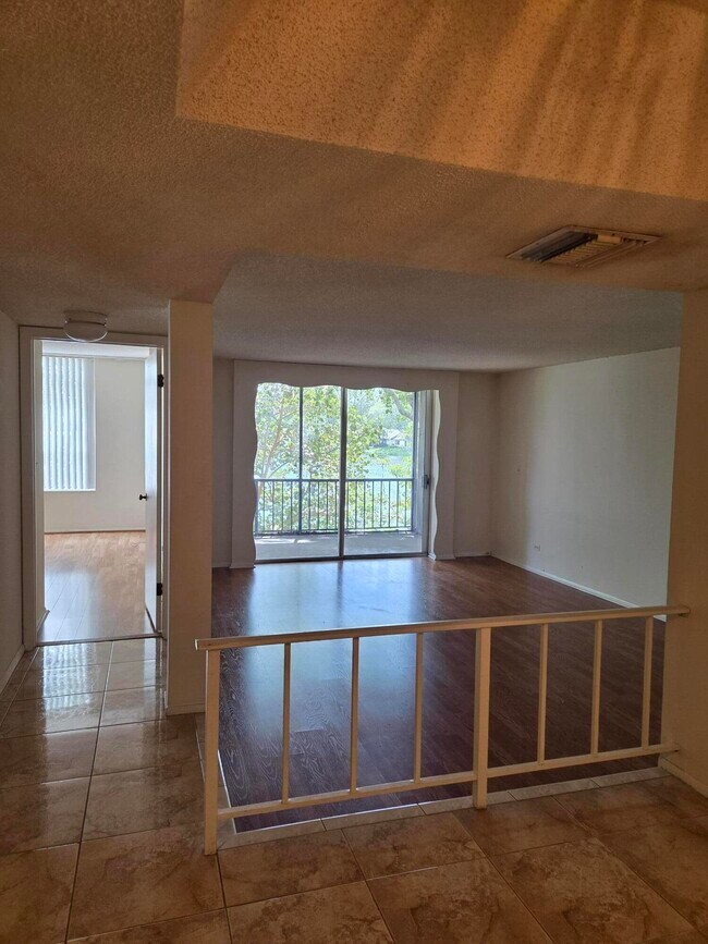 Building Photo - 3720 Inverrary Dr