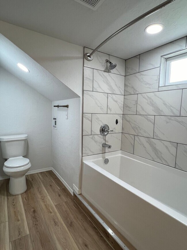 Building Photo - 1136 NW Maple-AVAILABLE NOW!!