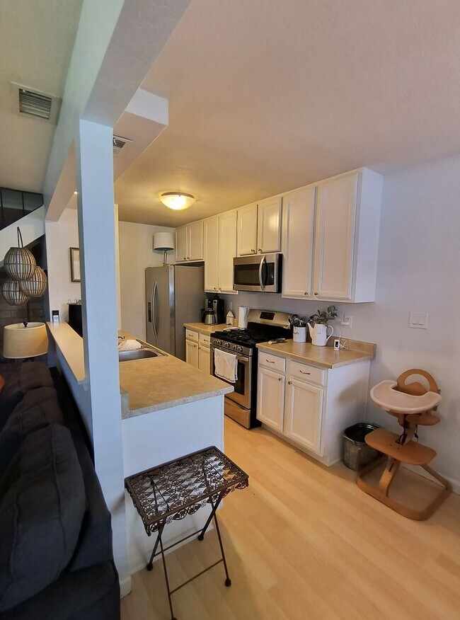 Building Photo - AVAILABLE NOVEMBER 1ST! Cute updated 2 bed...