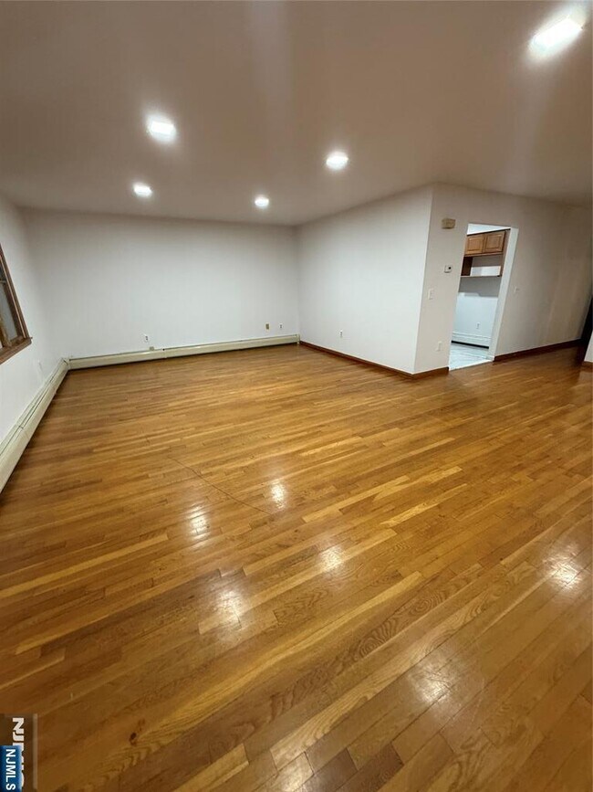 Building Photo - 967 E 23rd St