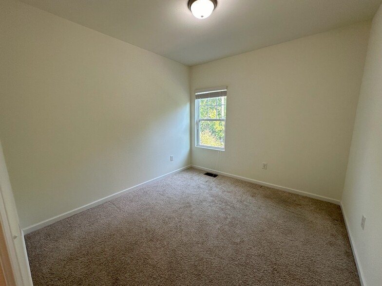 2nd Bedroom - 373 Durants Neck Ln