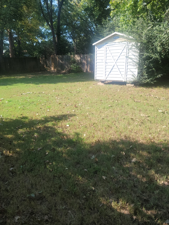 Building Photo - "Charming 3-Bed Home with Granite Elegance...