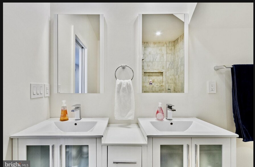 Building Photo - 2536 W Girard Ave