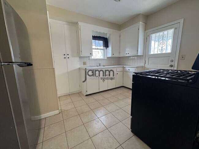 Building Photo - 5233 Anthony St