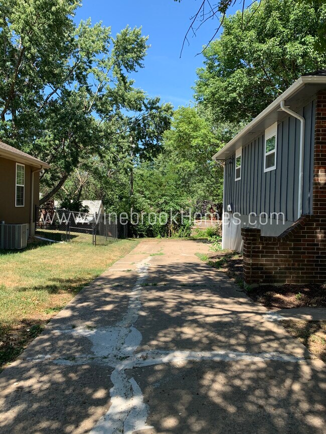 Building Photo - 1113 SW 18 St