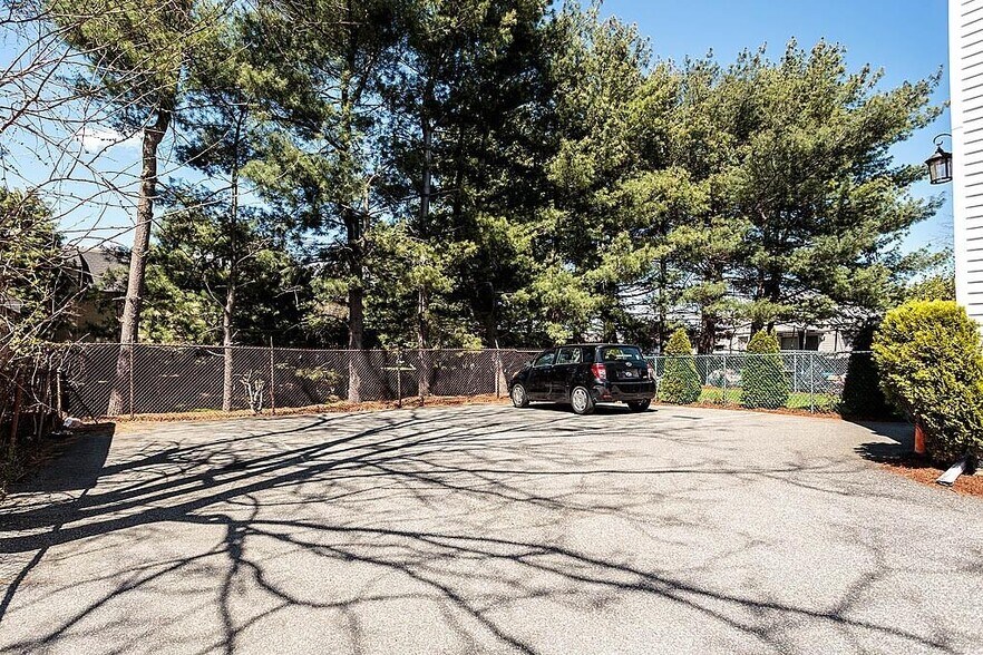 Building Photo - 11 Nichols Ave