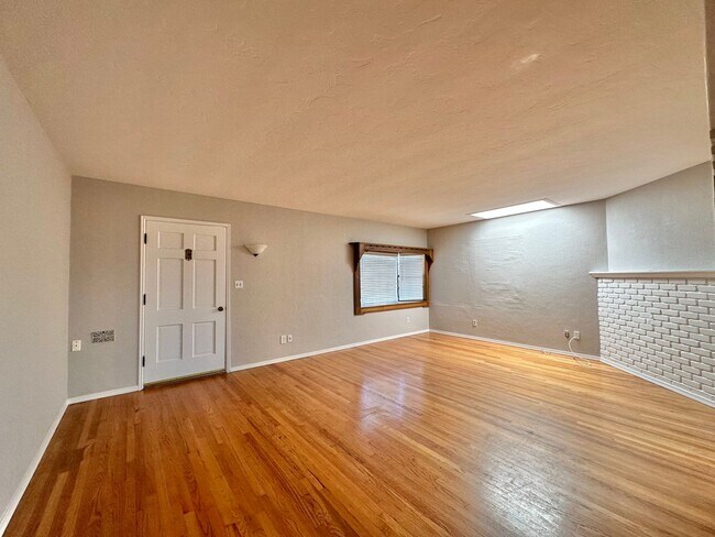 Building Photo - Two bedroom home with hardwood flooring throughout!