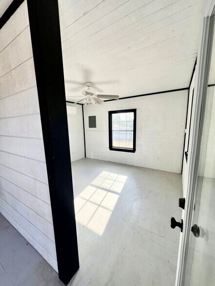 Building Photo - 113 Lame Duck Rd