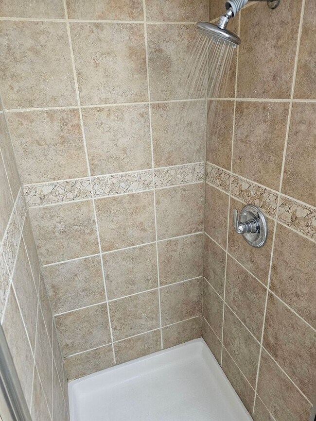 Building Photo - Wonderfully Remodeled Tri Level 3BR/2BTH Soulard Townhouse