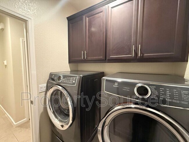 Building Photo - 3832 Lookout Dr