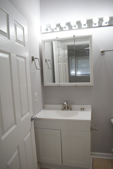 Building Photo - 2109 Wisteria Dr