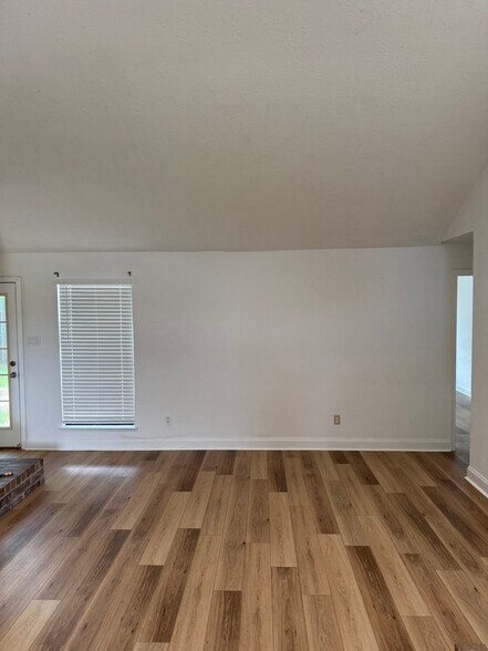 Building Photo - 3211 Mesquite Dr