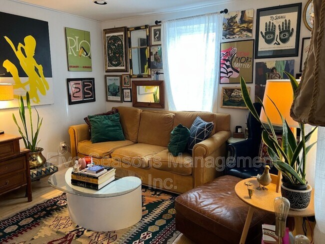 Building Photo - 285 1/2 Weaver Street