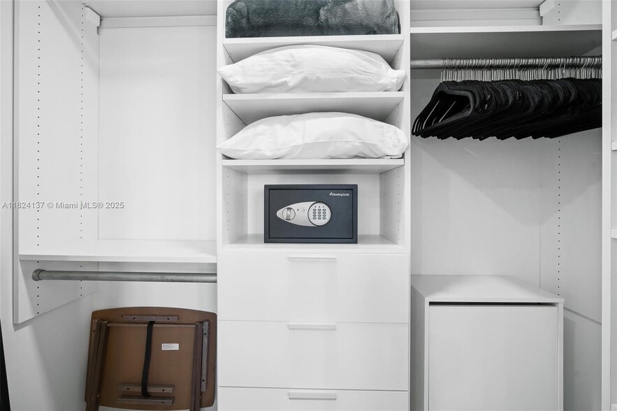 Building Photo - 1300 Brickell Bay Dr