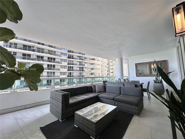 Building Photo - 1800 N Bayshore Dr